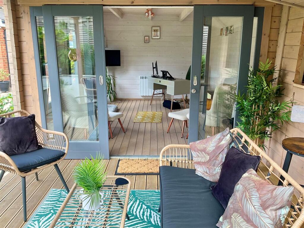 Decking area pic2.jpg