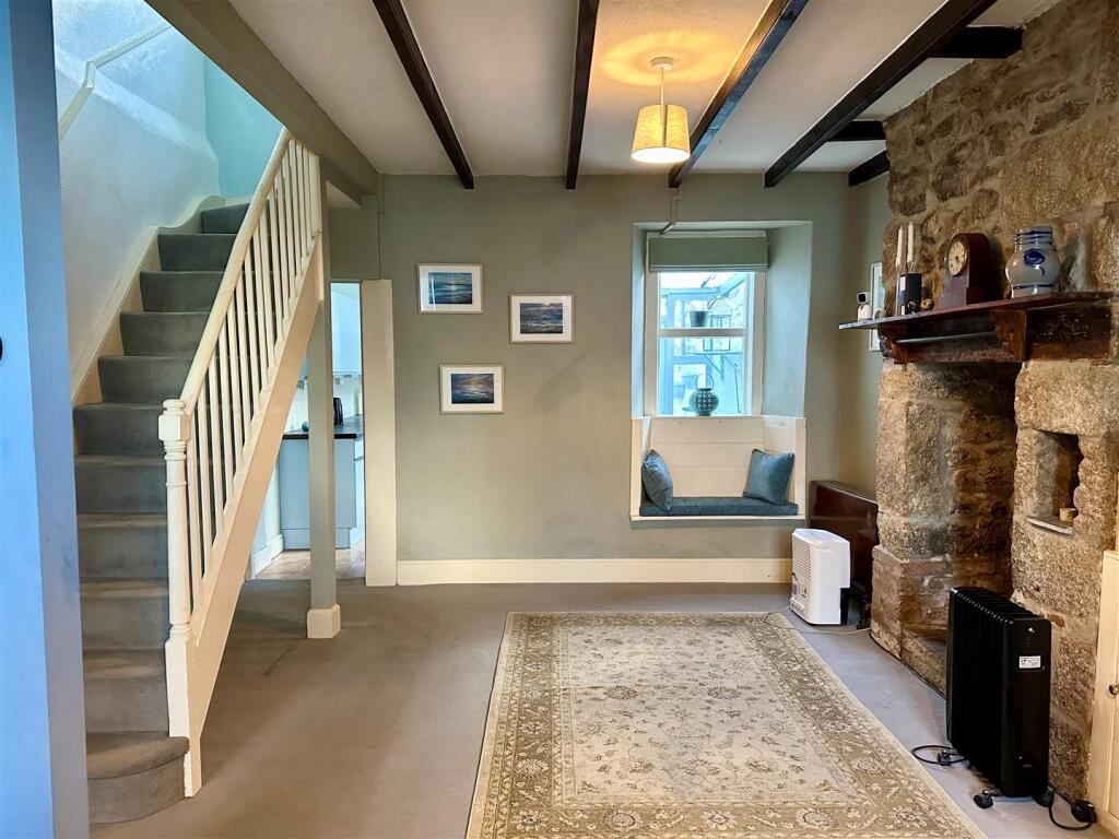 Dining room 1.jpg