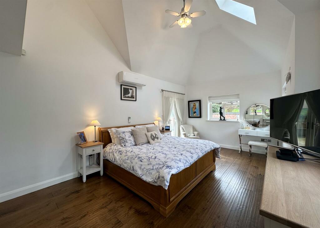 PRINCIPAL BEDROOM