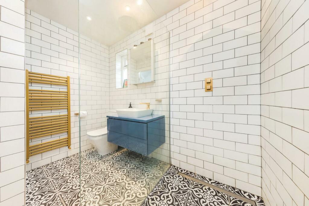 First Floor Bathroom (2).jpg