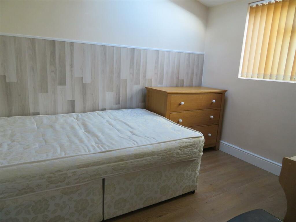 5 Renny Bed2 (2).JPG