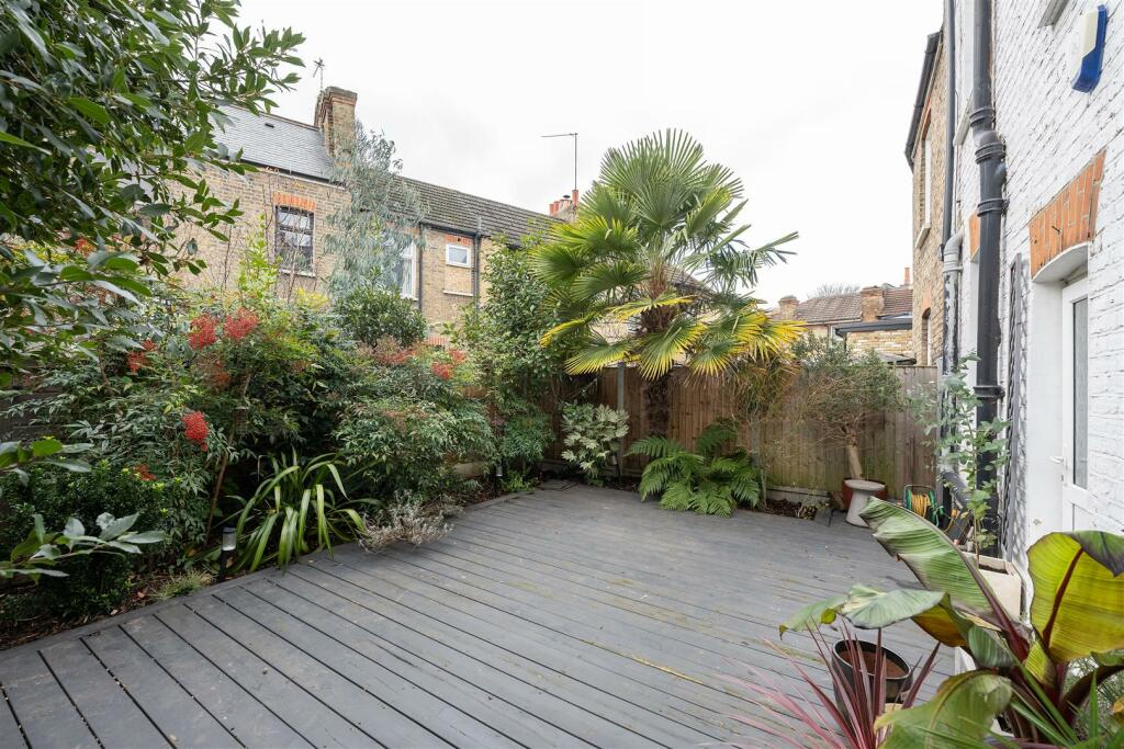 Cavendish Drive E11