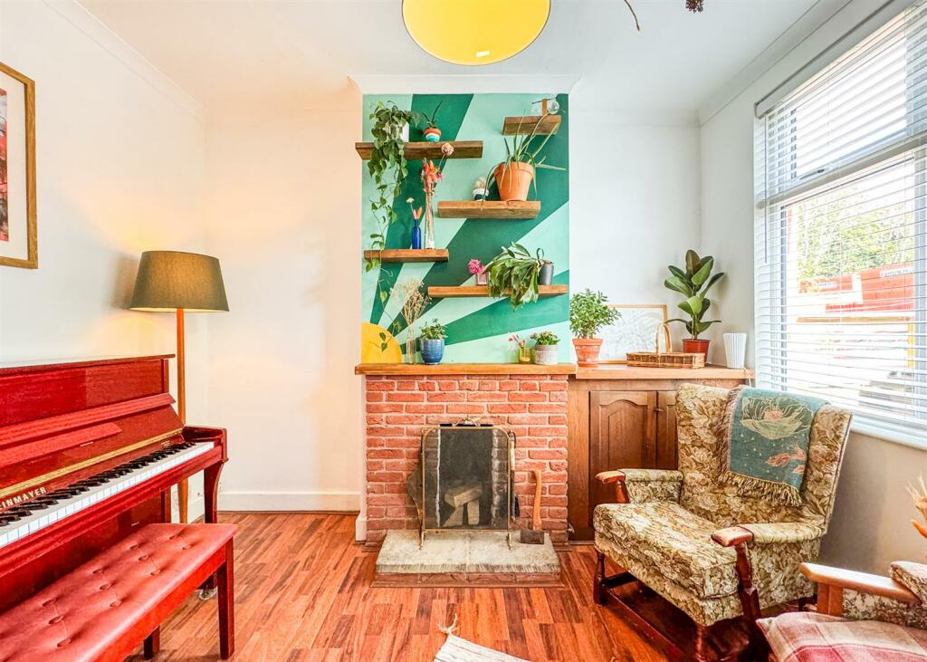 FRONT ROOM