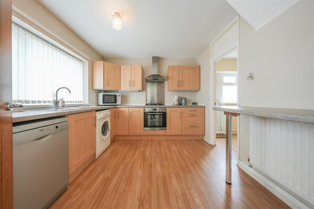 BREAKFASTING KITCHEN