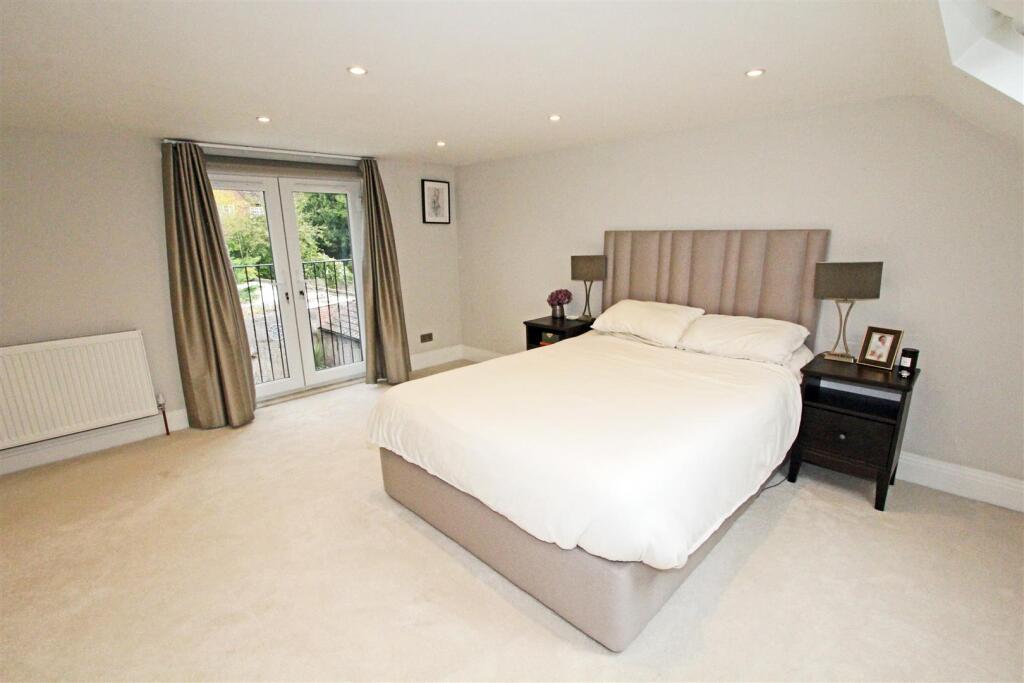 IMG_6626 bed1 balcony.jpg