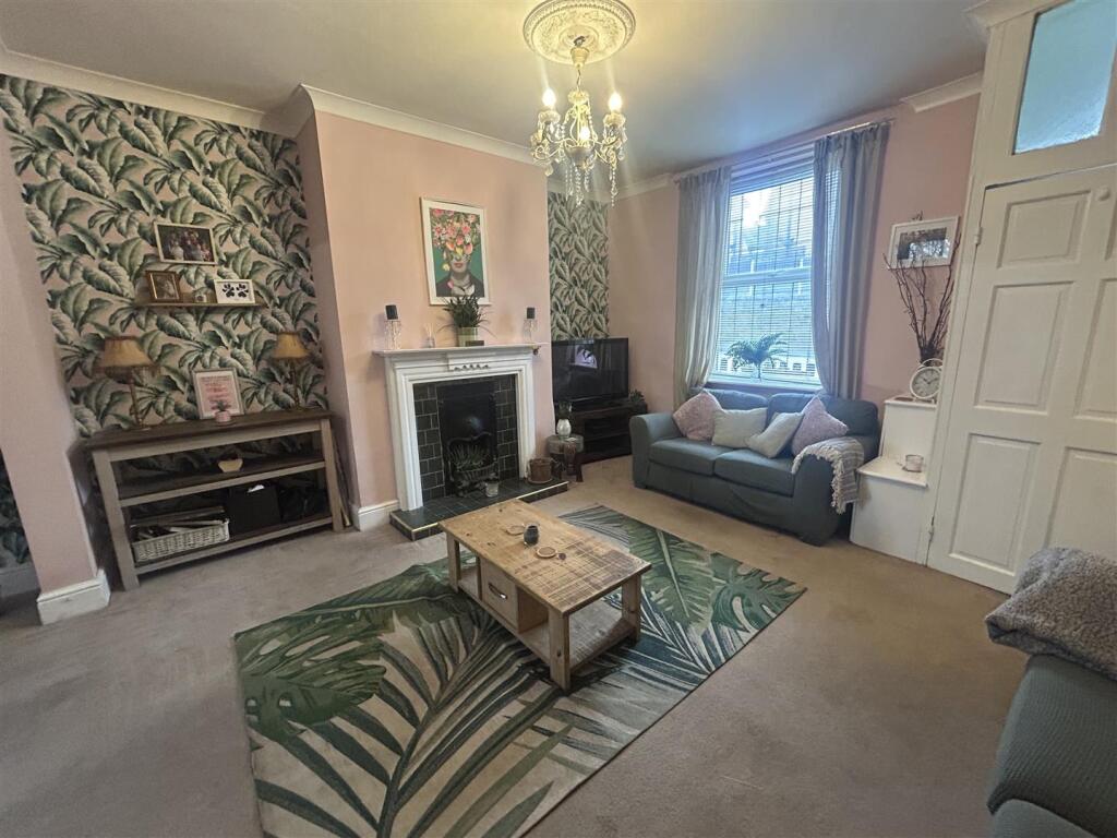 OPEN PLAN LOUNGE &amp; DINING AREA