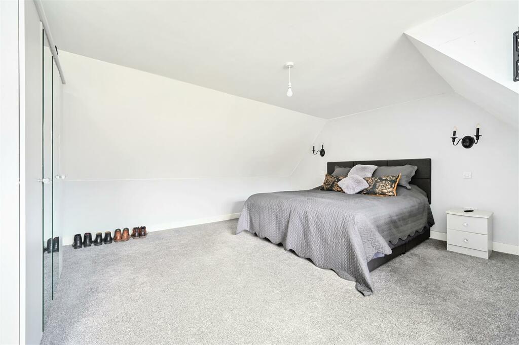 Bedroom 1.jpg
