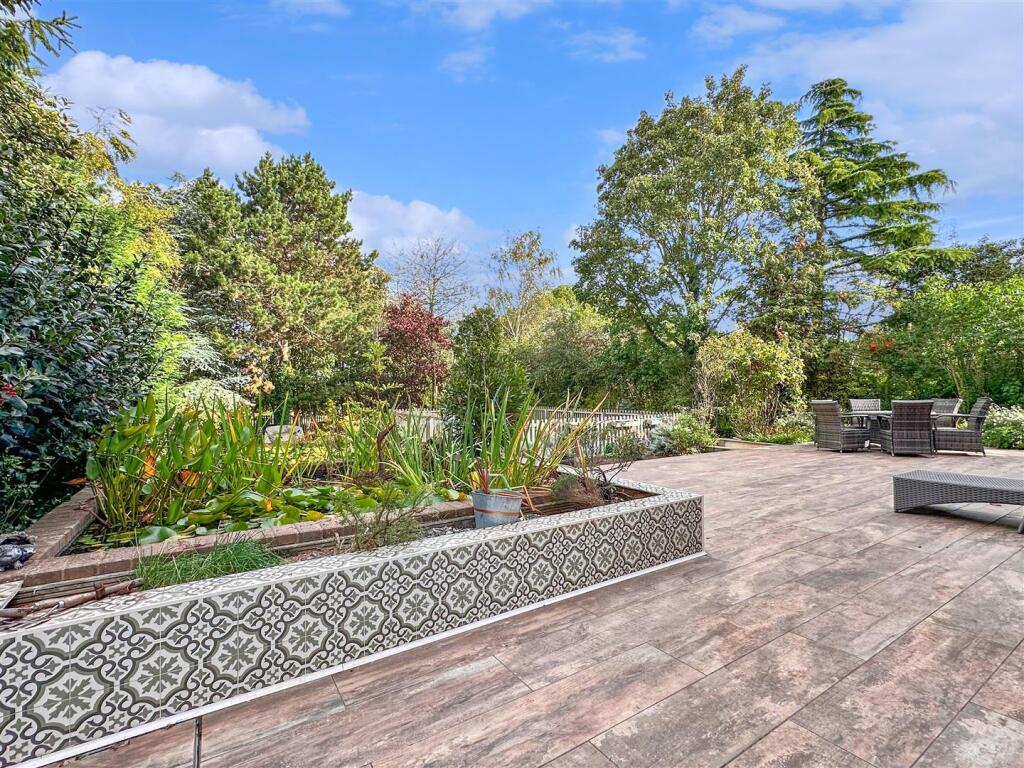 Raised Entertainment Terrace With Pond 917