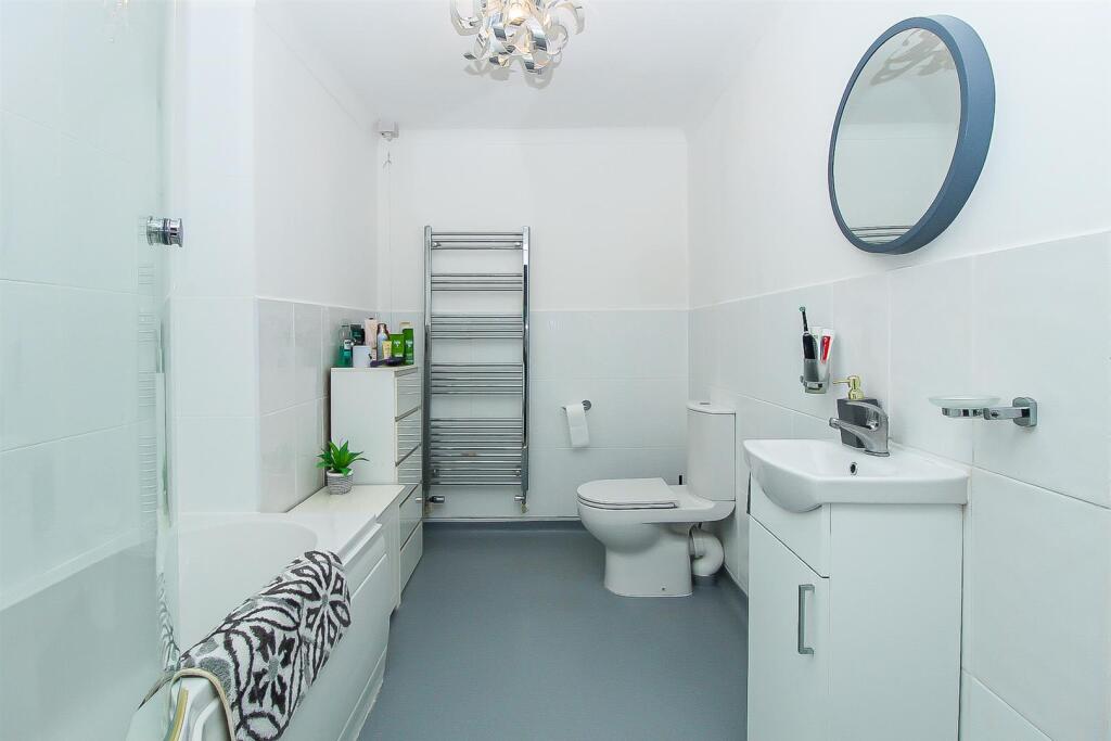 EN SUITE BATHROOM/W.C.