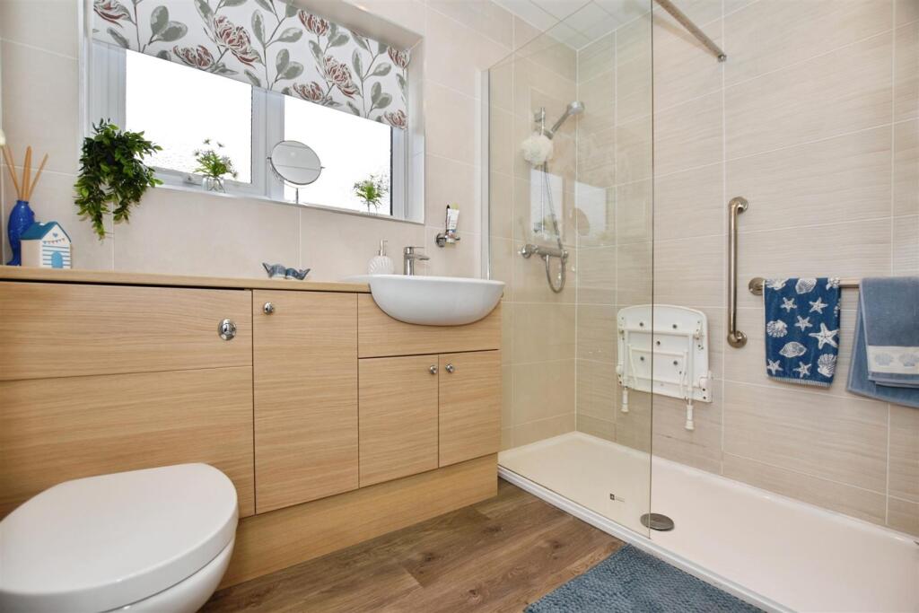 Shower/ bathroom