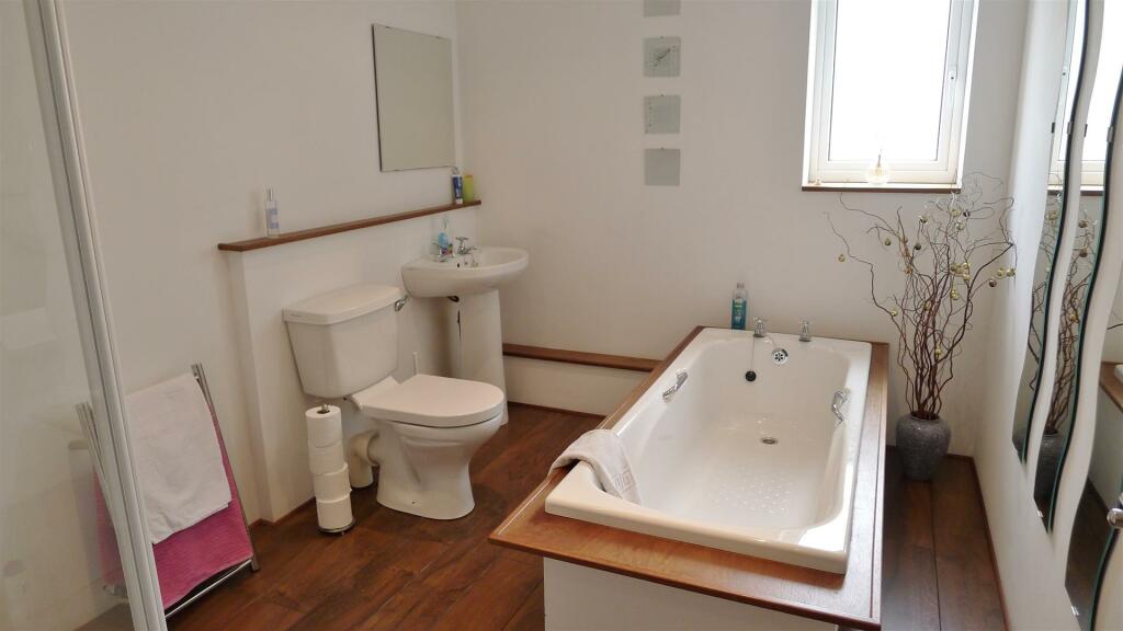 Downstairs bathroom .JPG
