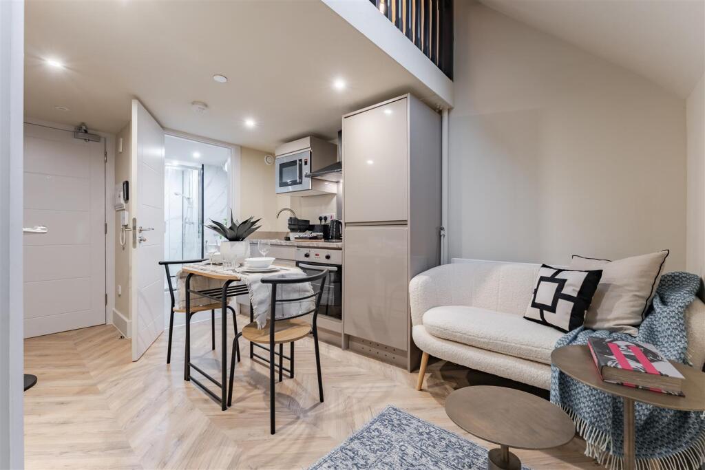 Copy of 158-147 The Headrow Leeds 2-158.jpg