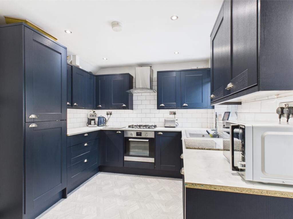 CAM03729G0-PR0054-STILL008