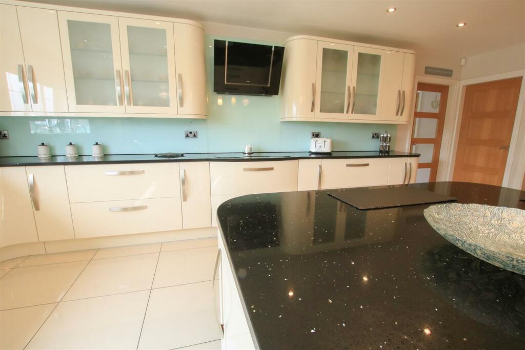 OPEN PLAN LIVING DINING KITCHEN