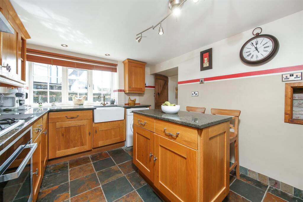 Kitchen2.jpg