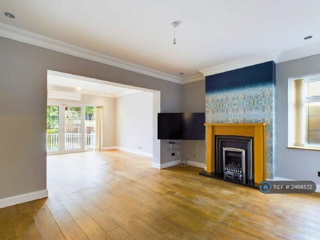 Newly Redecorated Through Lounge &amp; Smart Tv 55"