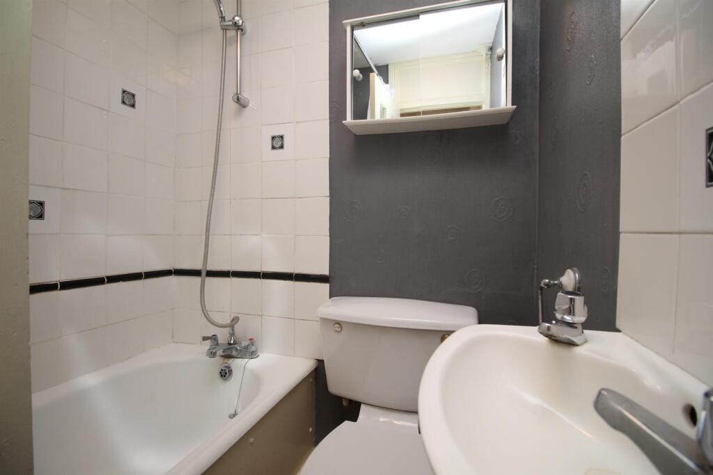 122 Christchurch Road First Floor Bathroom.JPG
