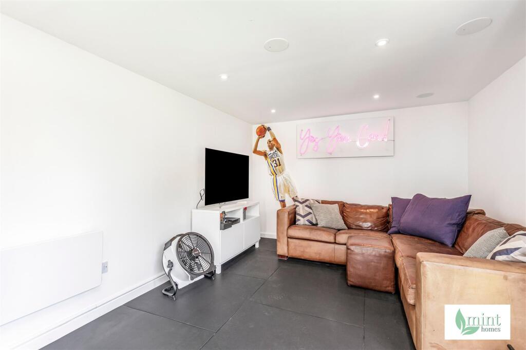 437__Woodham_Lane__Addlestone__Surrey__KT15_3QG39.