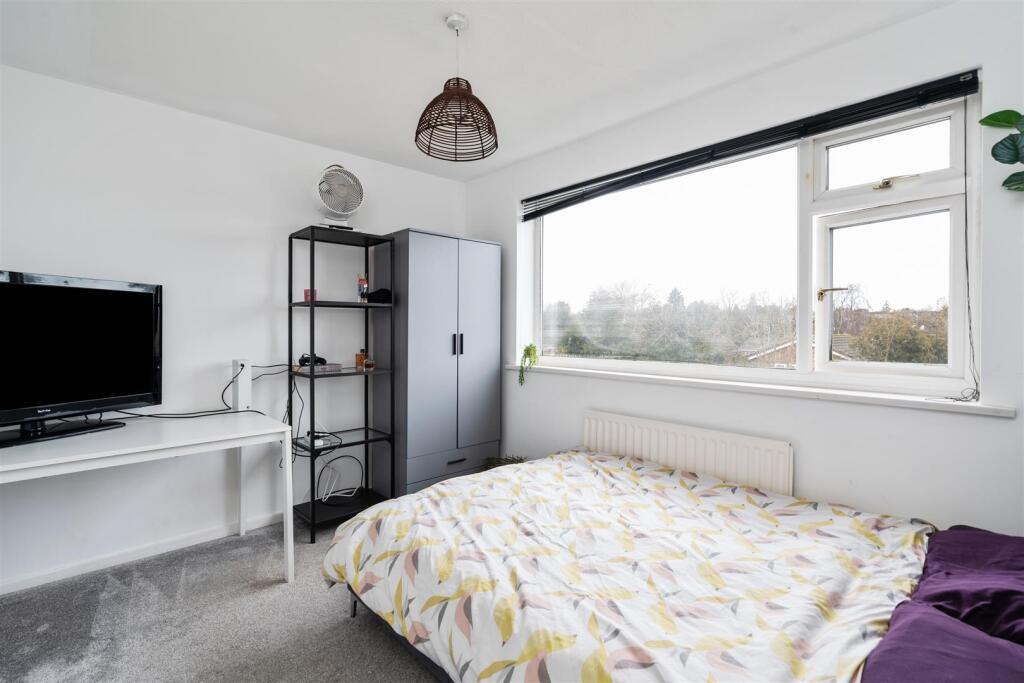47 Chantry Heath Crescent_10.jpg