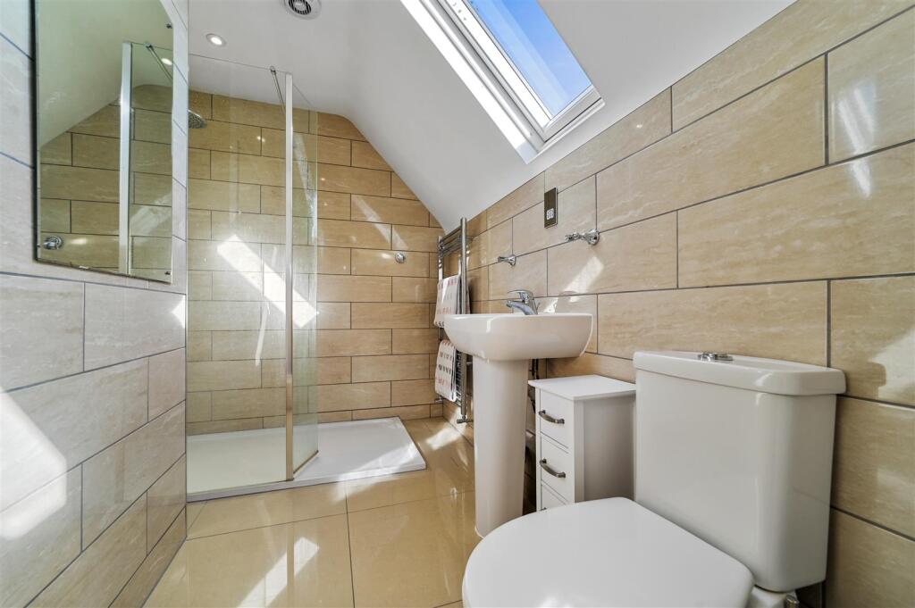 FAMILY SHOWER ROOM