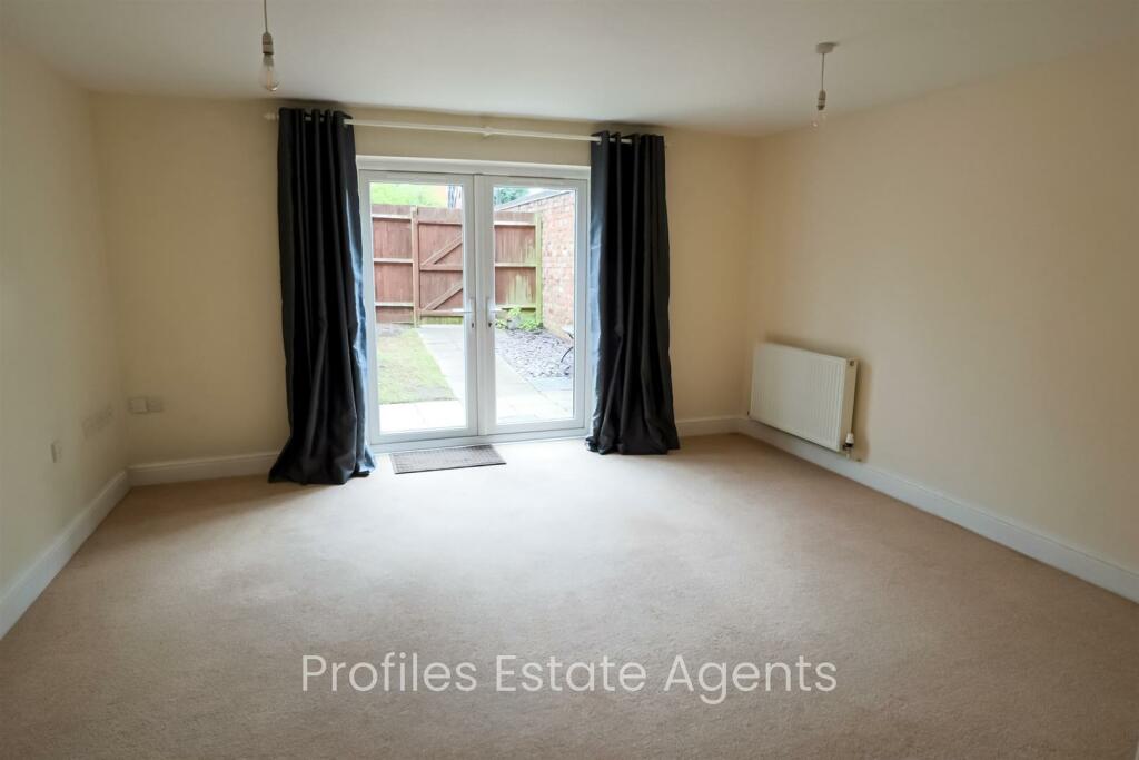 Spacious lounge / dining room (rear)