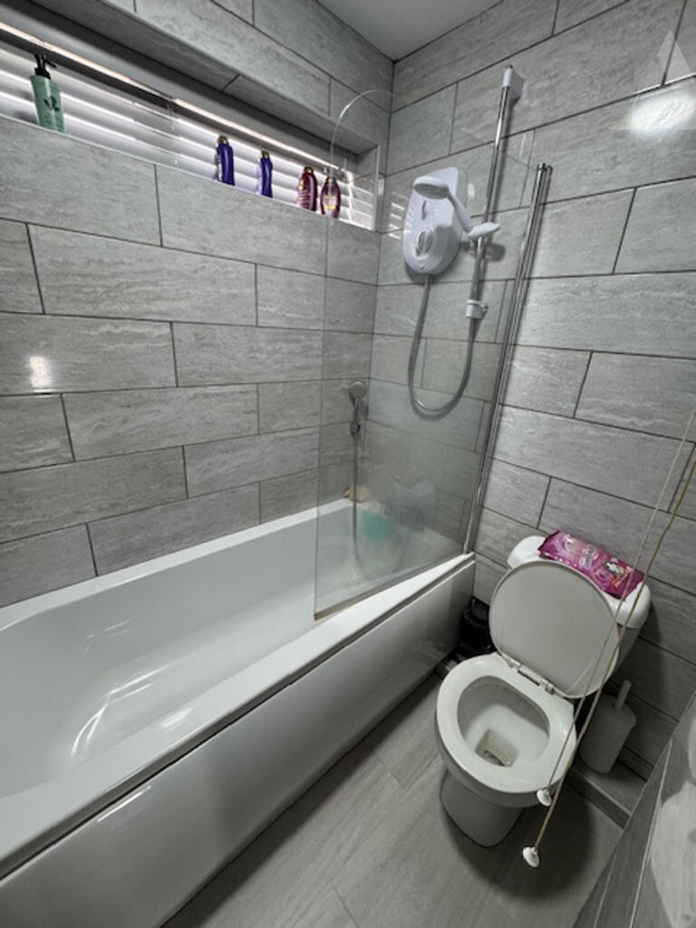 58 Kempson Road bathroom