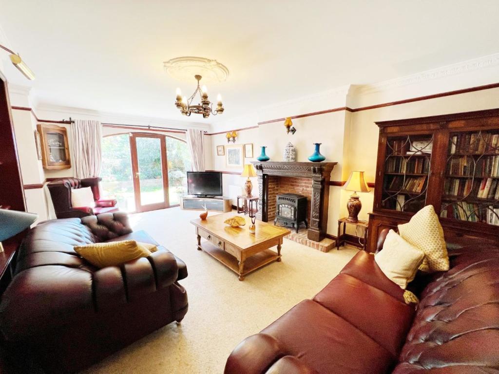 Lounge 4.jpg