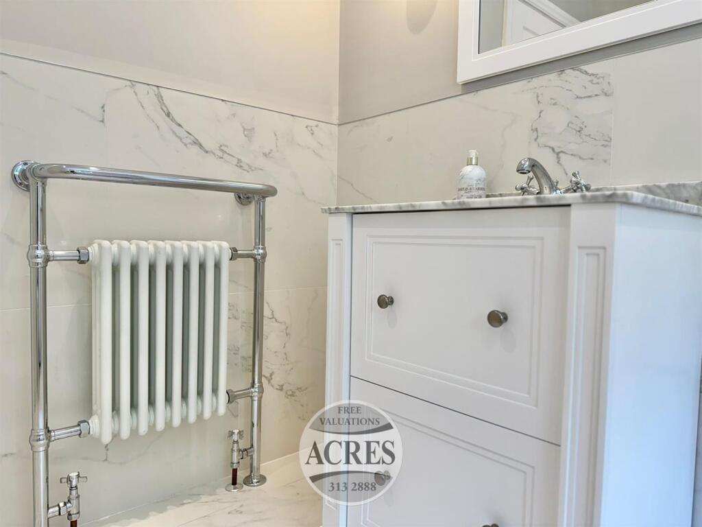 Family bathroom (2).jpg