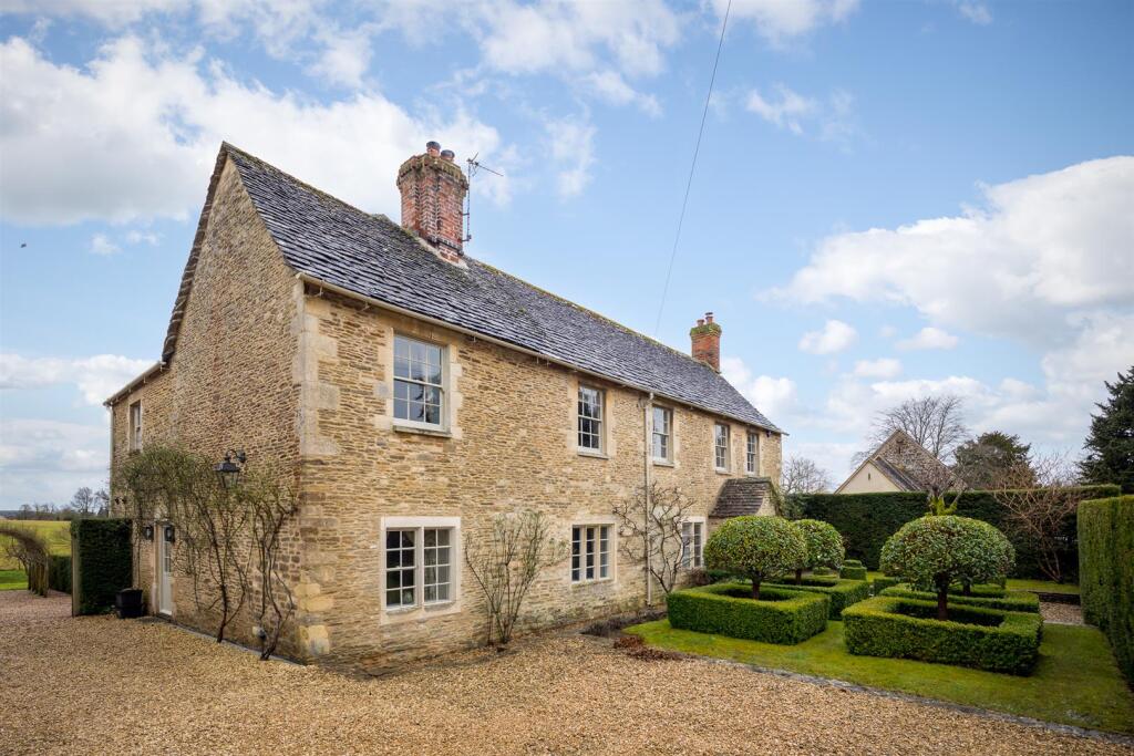 19 - Malt Cottage - GL7 5RY - Web.jpg