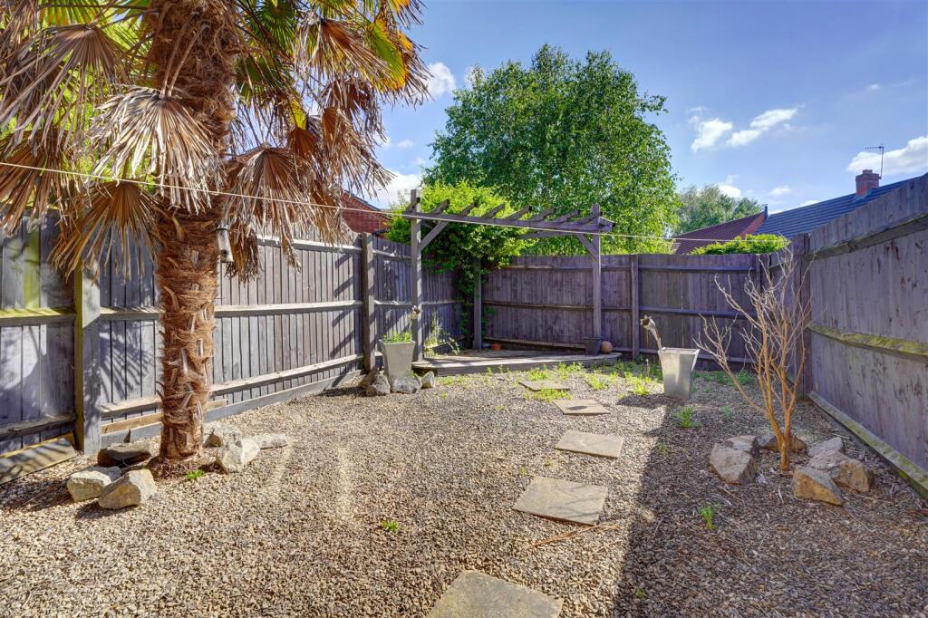 4 Mondrian Close (13).jpg