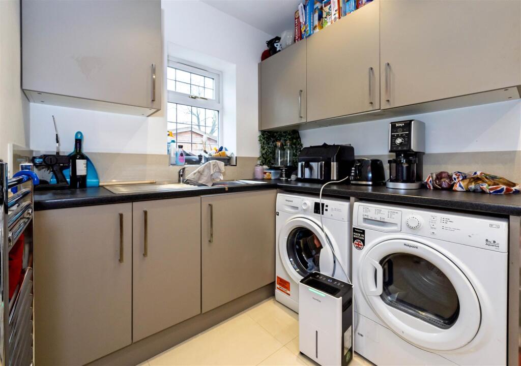 Utility room SAPL6086.jpg