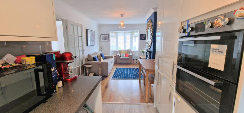 KITCHEN LOUNGE AREA