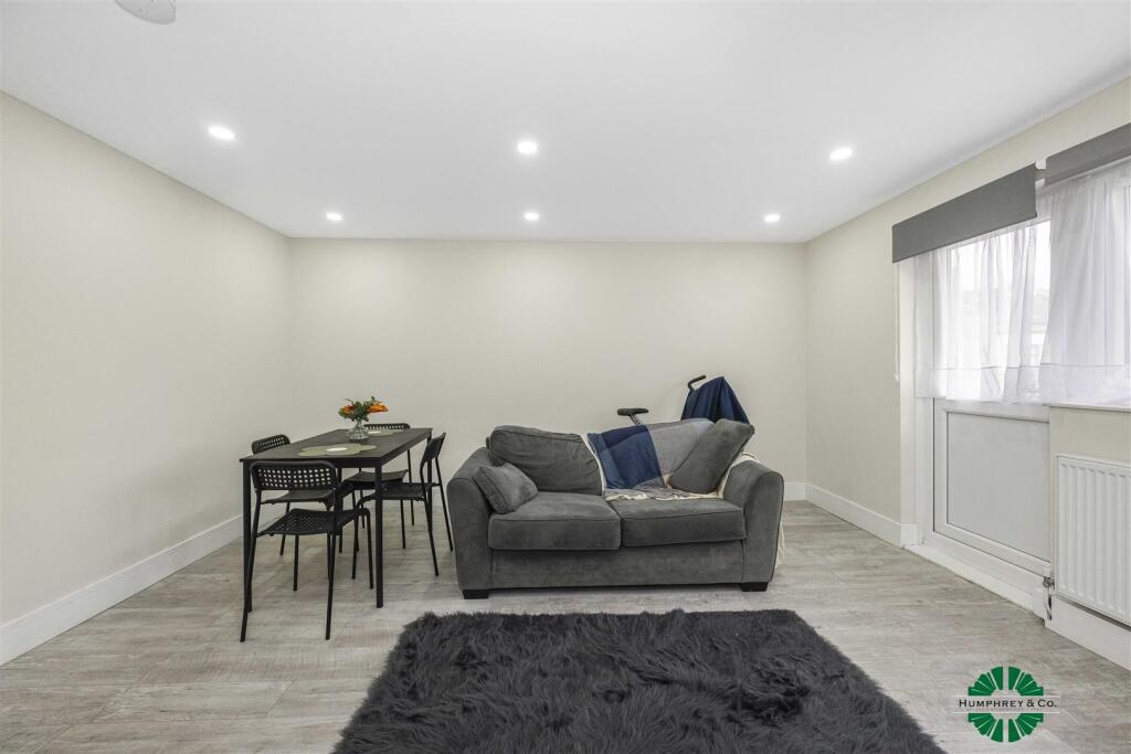 Flat 14  Fyfield Court  Disraeli Road -008.JPG