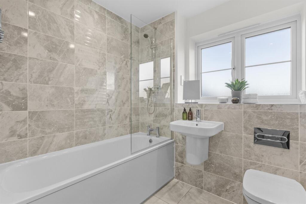 7 Farmers Way, HP27 9EW-10.jpg