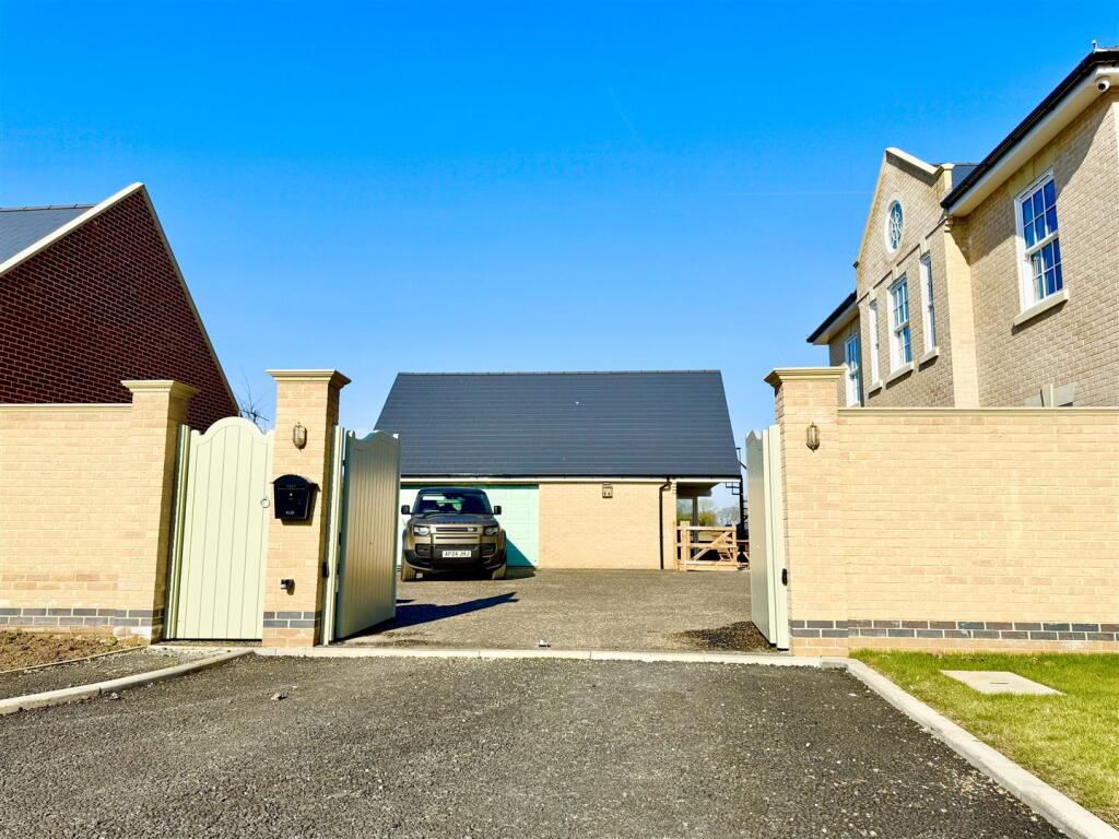 driveway entranc with electric gates