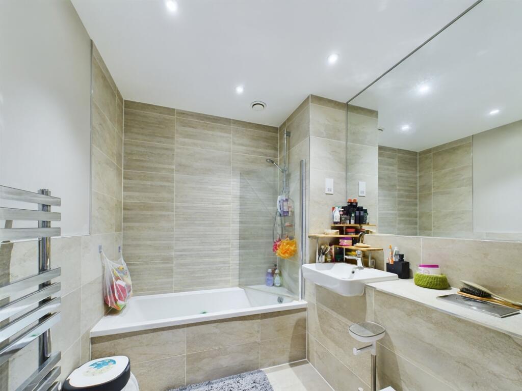 CAM03750G0-PR0036-STILL003