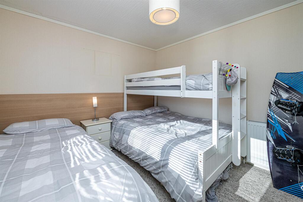 R19 BEDROOM