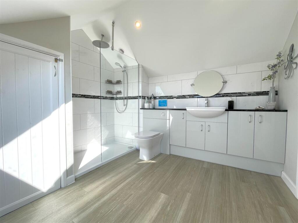 ensuite.jpg