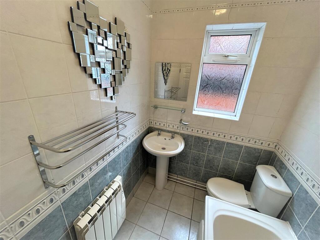 Bathroom 2.jpg