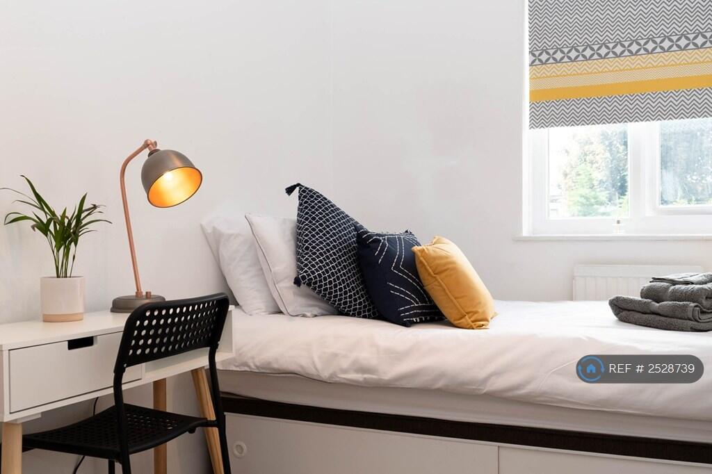 Cosy Single Room With a Work Station
