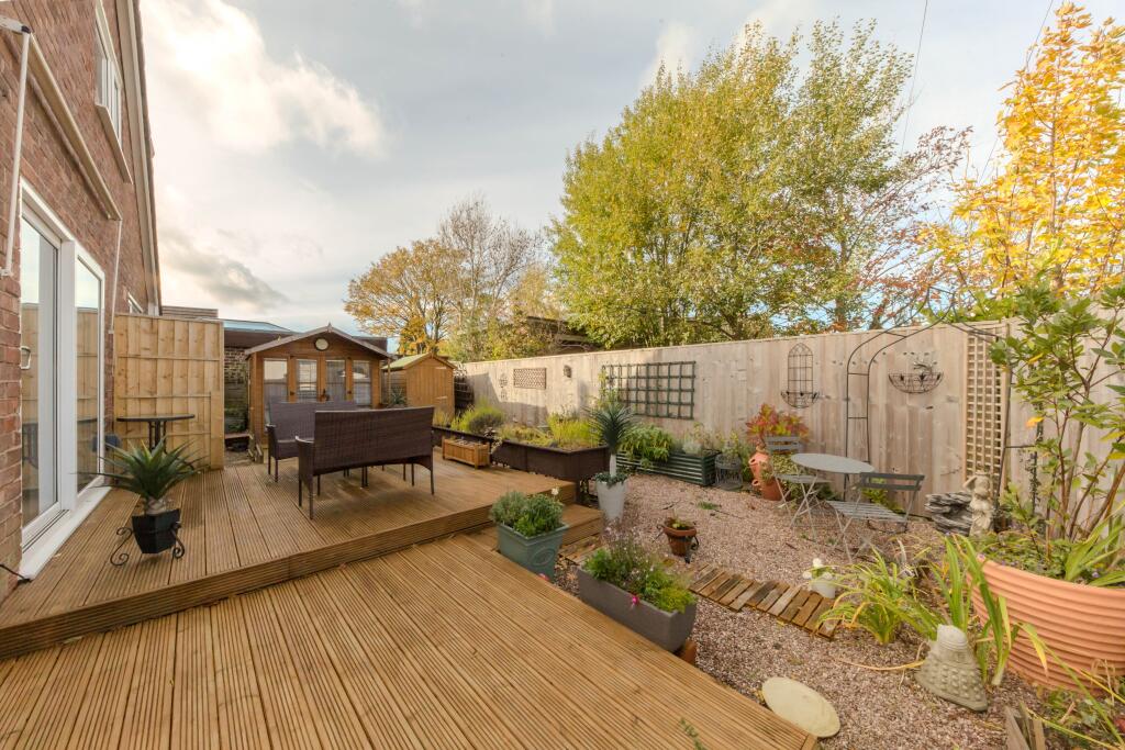 4 SandringhamRoad deck area 1.jpg