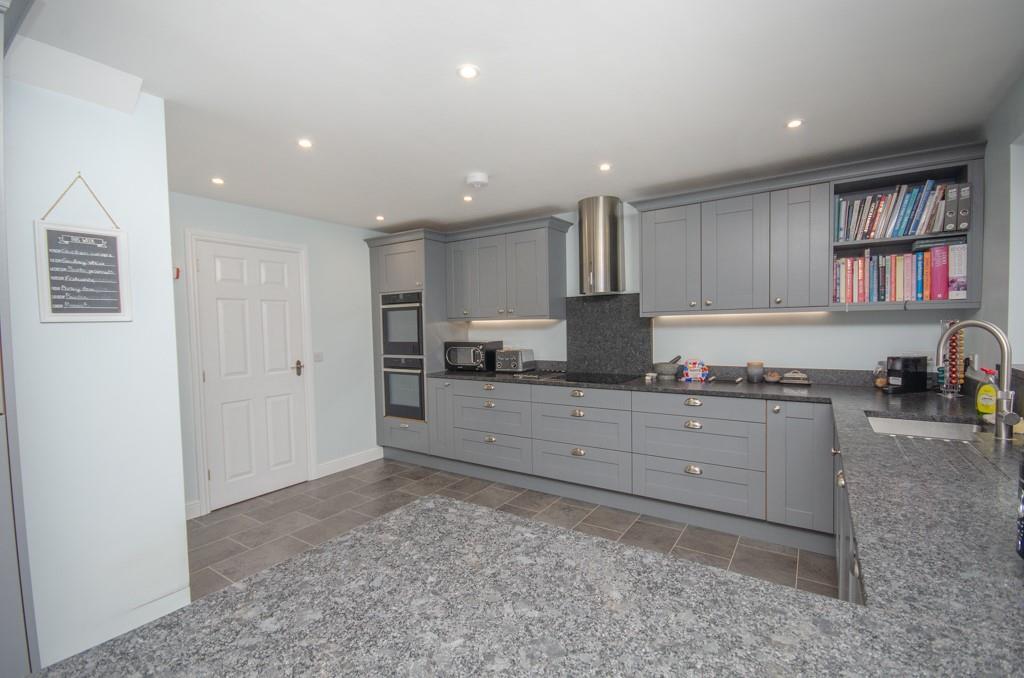 Kitchen pic 2.jpg