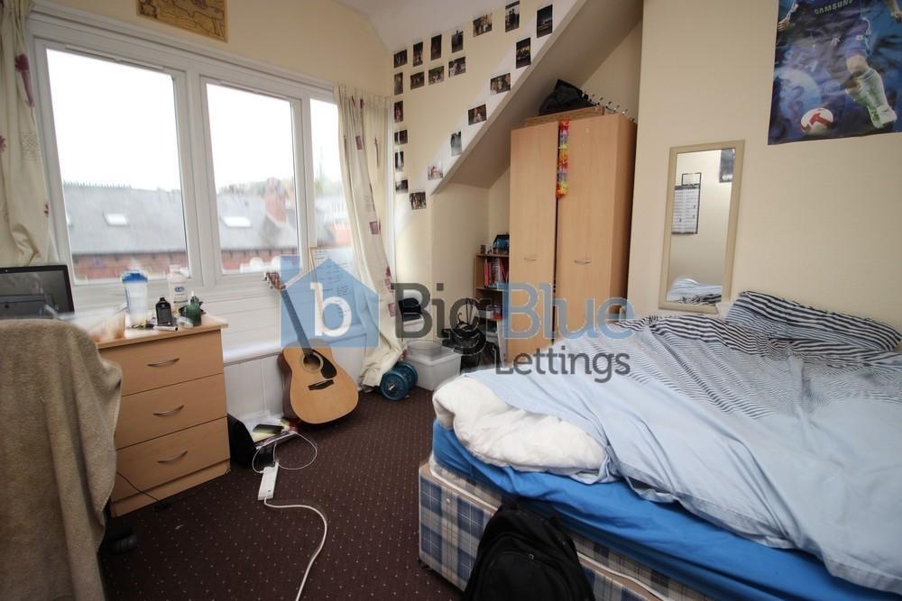 Cozy bedroom featuring a comfortable single bed...