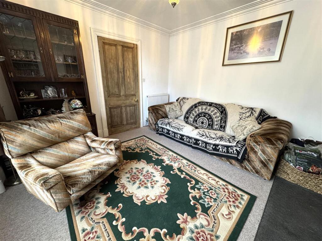 LOUNGE 2.JPG