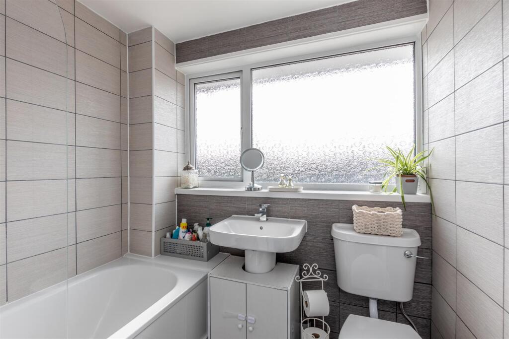 Bevington Close, Patchway Bathroom.jpg