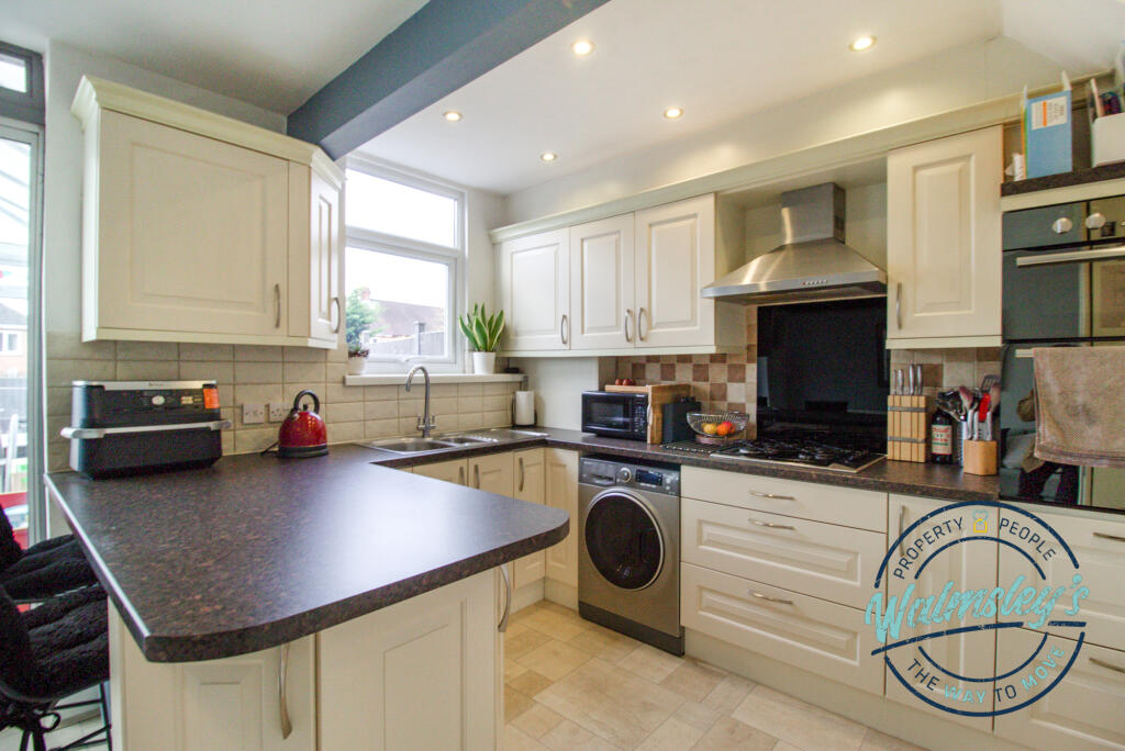 Kitchen with breakfast bar
