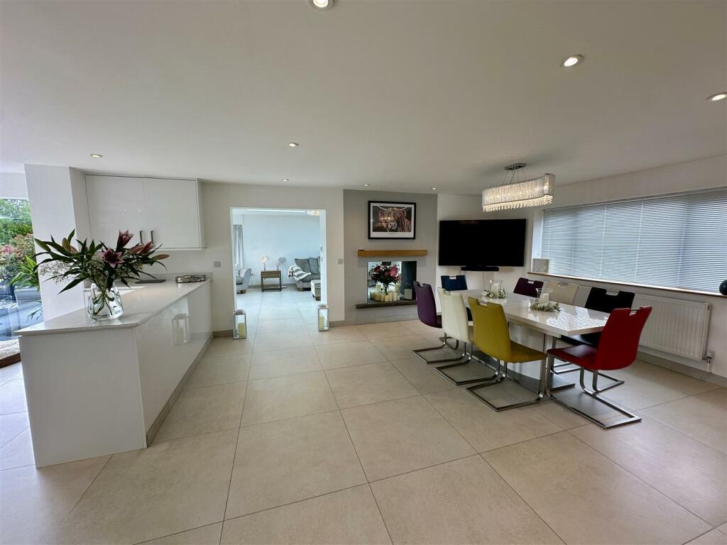 OPEN PLAN KITCHEN/DINING/FAMILY ROOM