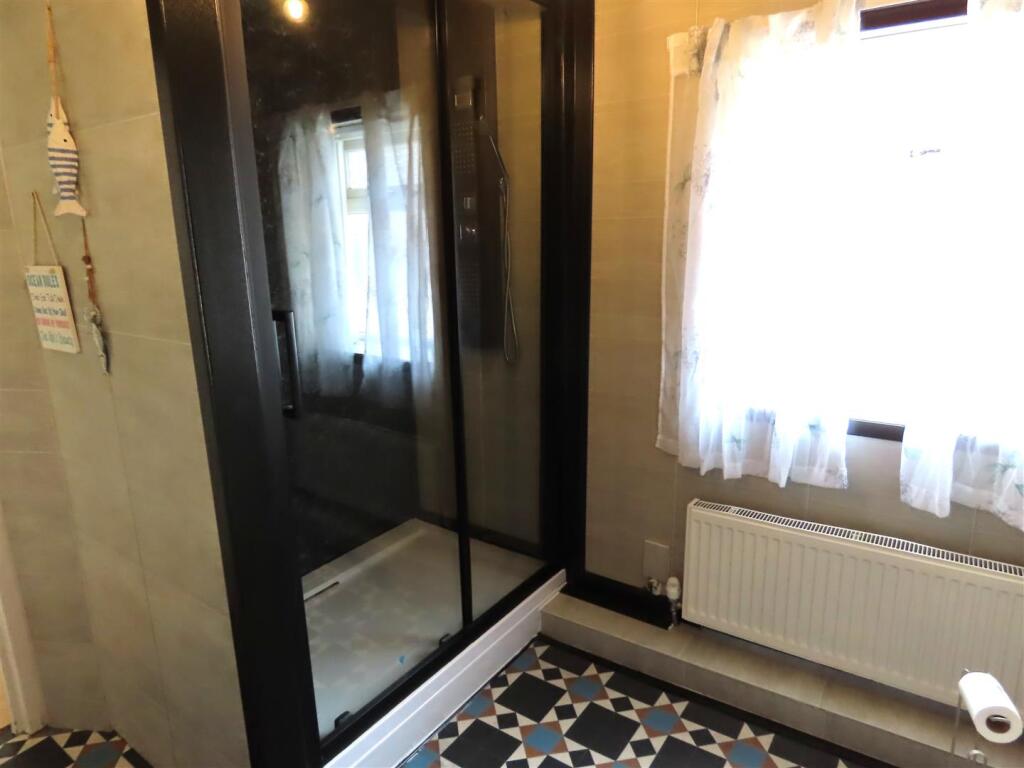 SHOWER ROOM/W.C.