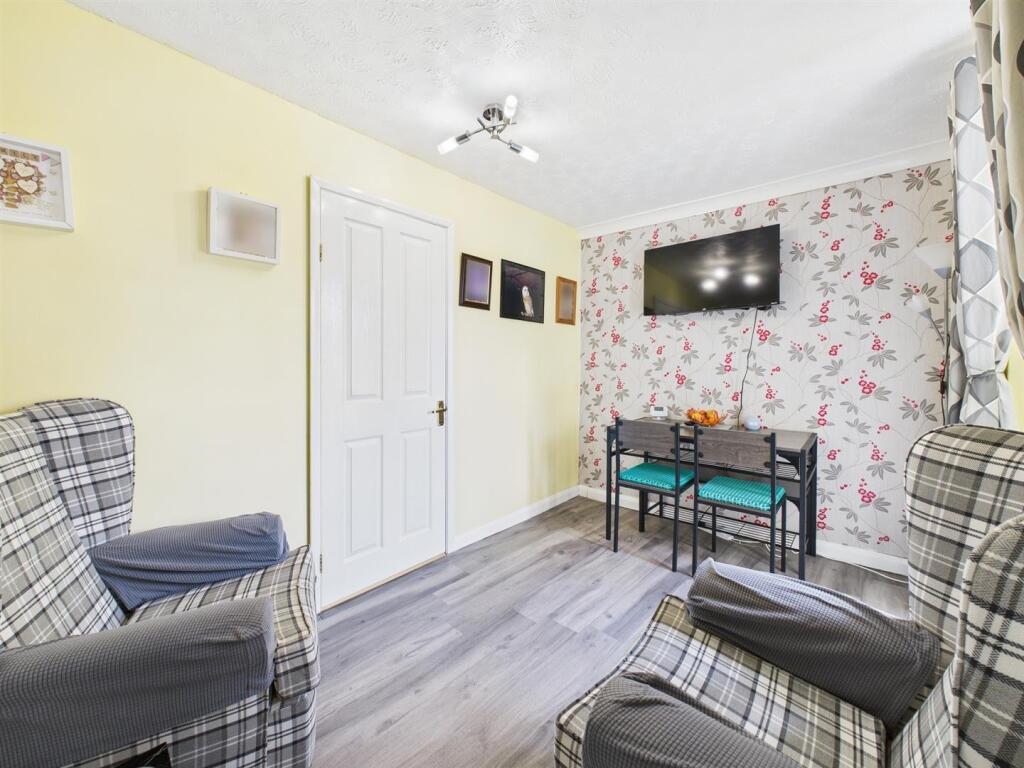Dining/ sitting room:
