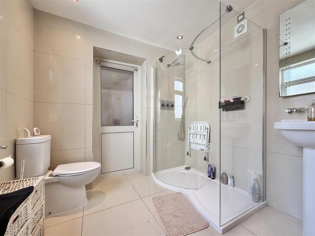 Large  Shower Room.jpg